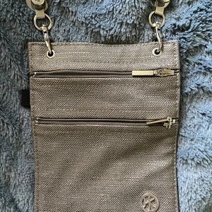 Hip kilps wallet with magnetic connect